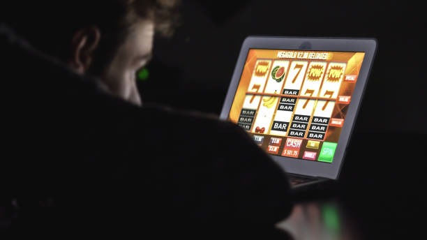 maxim88 login app interface showing Money Train and live dealer tabs